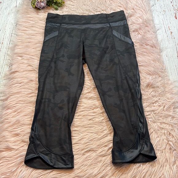 Lululemon Savasana Camo Black Legging Chase Me Crop Sz 6 - Picture 1 of 9